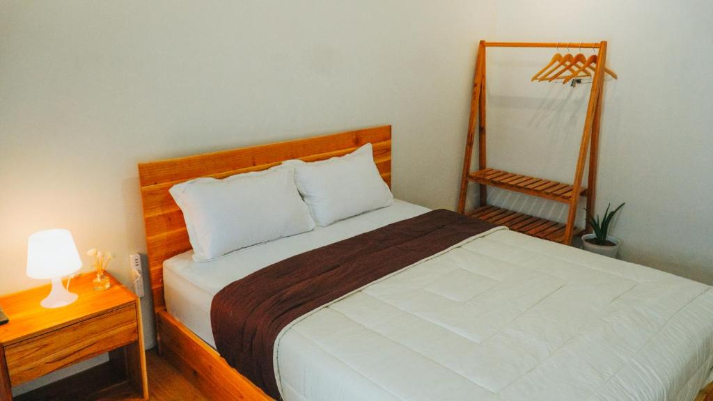 Postel nebo postele na pokoji v ubytování Hotel Gunung Mas Syariah