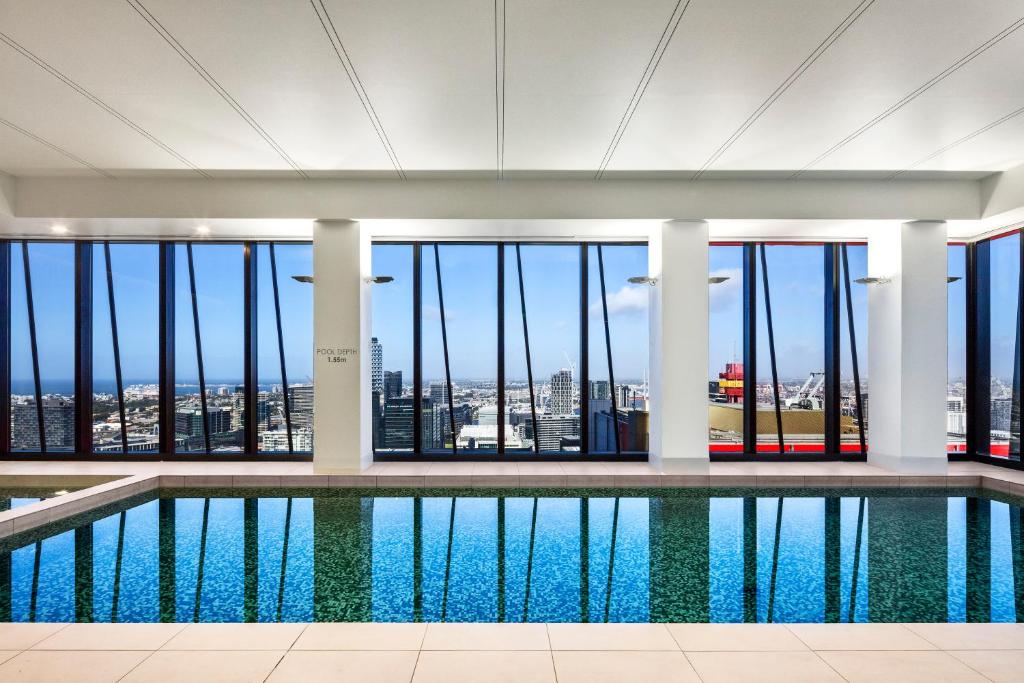 einen Pool in einem Gebäude mit Stadtblick in der Unterkunft Winston Apartments in Melbourne