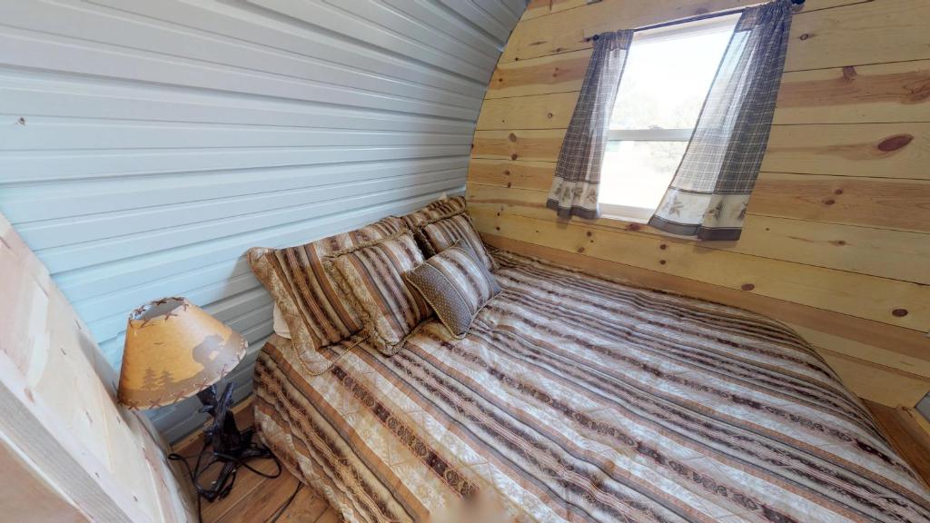 Postel nebo postele na pokoji v ubytování Western Covered Wagon