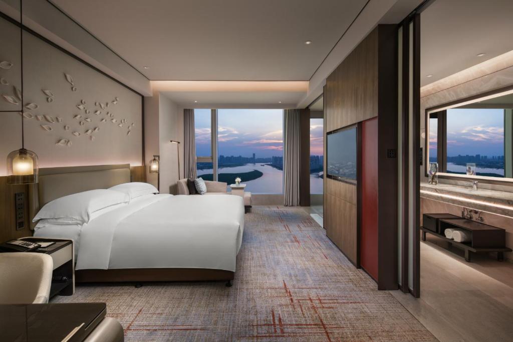 Postel nebo postele na pokoji v ubytování InterContinental Quanzhou by IHG