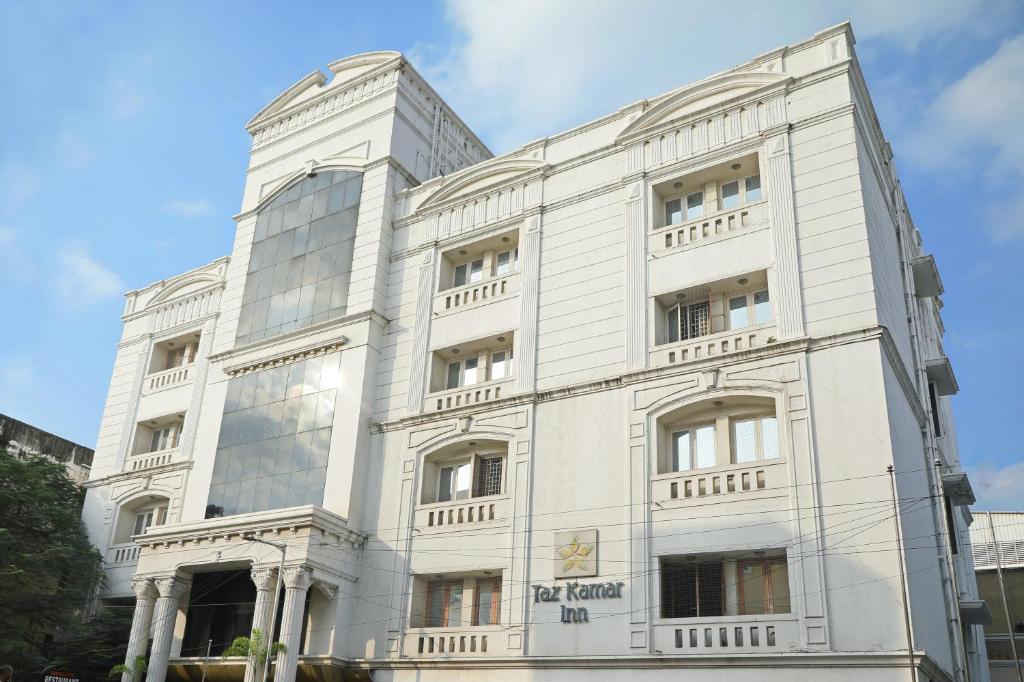 un edificio blanco con ventana en Taz Kamar Family Hotel en Chennai