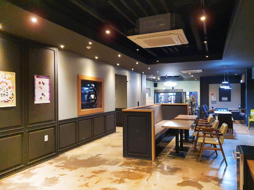 un restaurante con mesa y sillas en una habitación en Casual House Sono, en Daegu