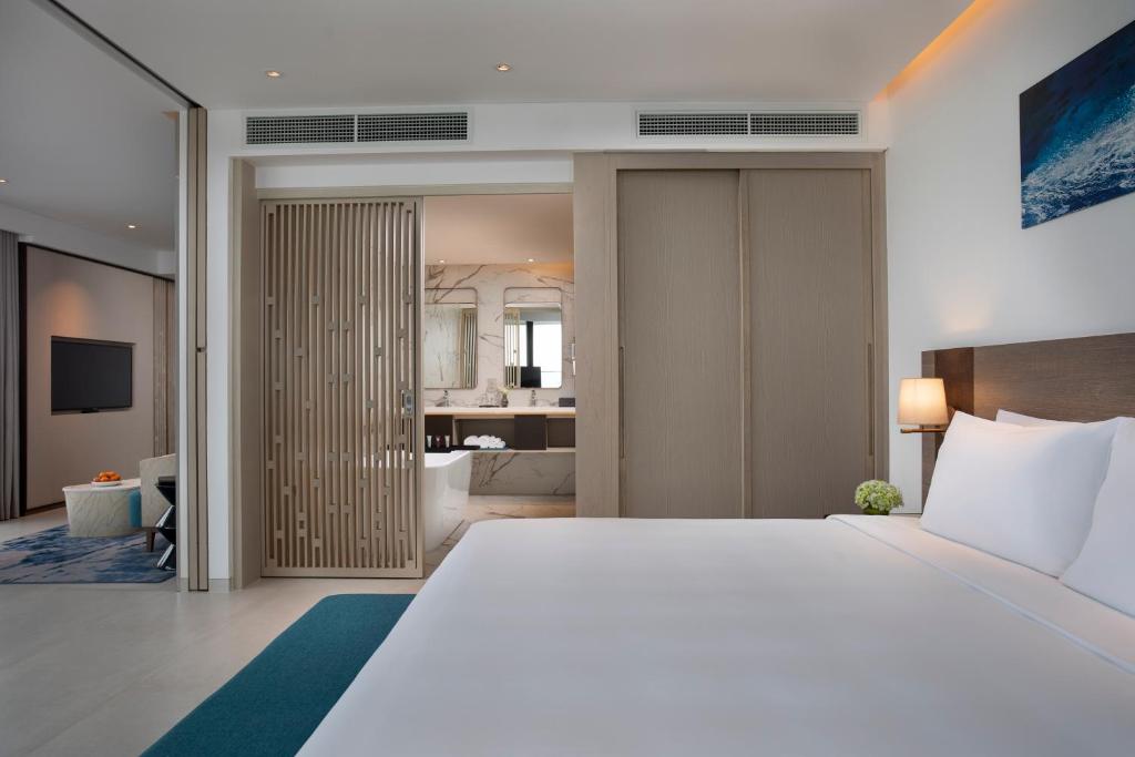 Executive Corner Suite with Ocean View and Lounge Access