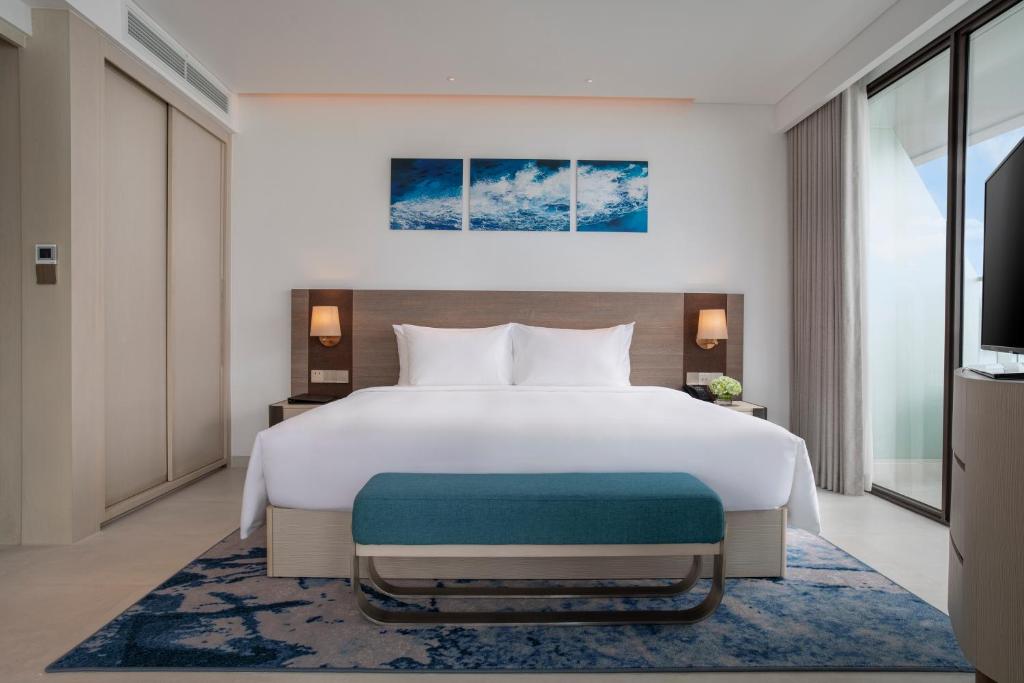 Executive Corner Suite with Ocean View and Lounge Access