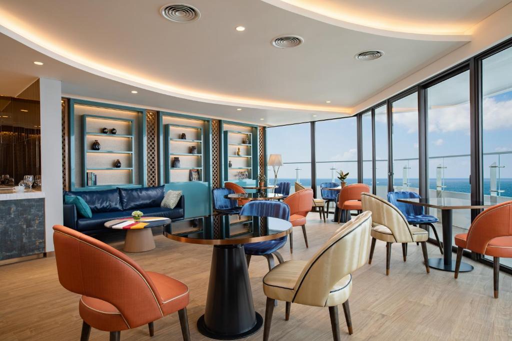 Executive Corner Suite with Ocean View and Lounge Access