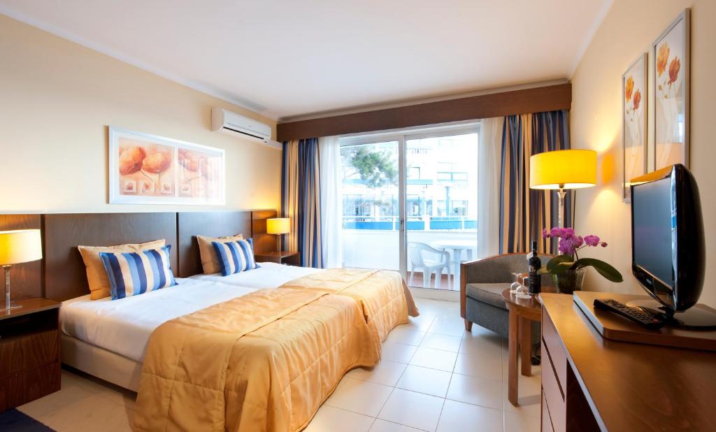Postel nebo postele na pokoji v ubytování Hotel Roca Mar