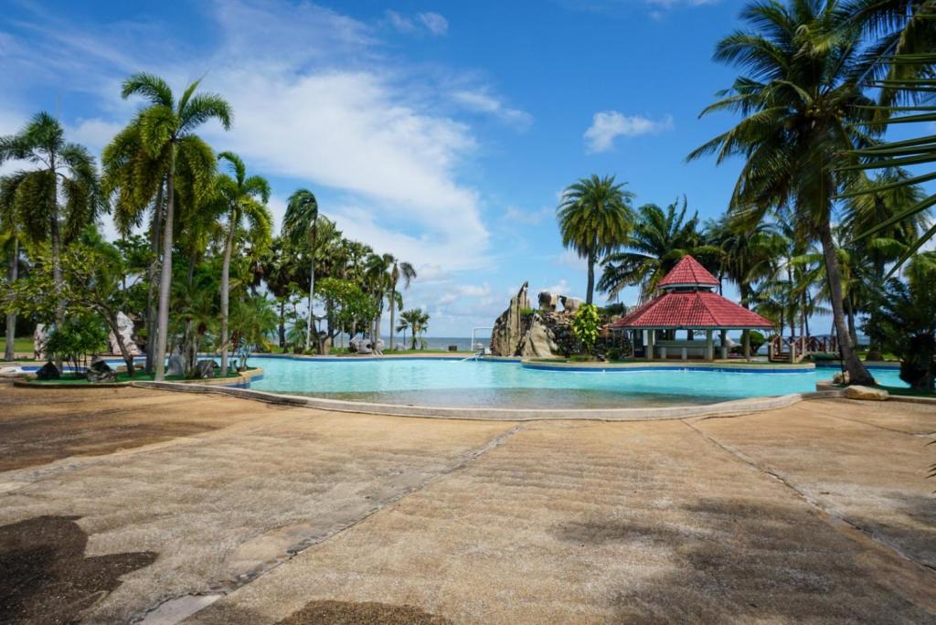 Piscina de la sau aproape de Rockgarden Beach Resort