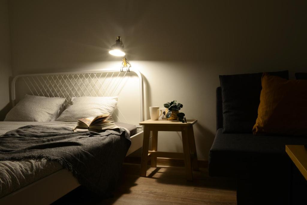 Ένα ή περισσότερα κρεβάτια σε δωμάτιο στο Old town center studio