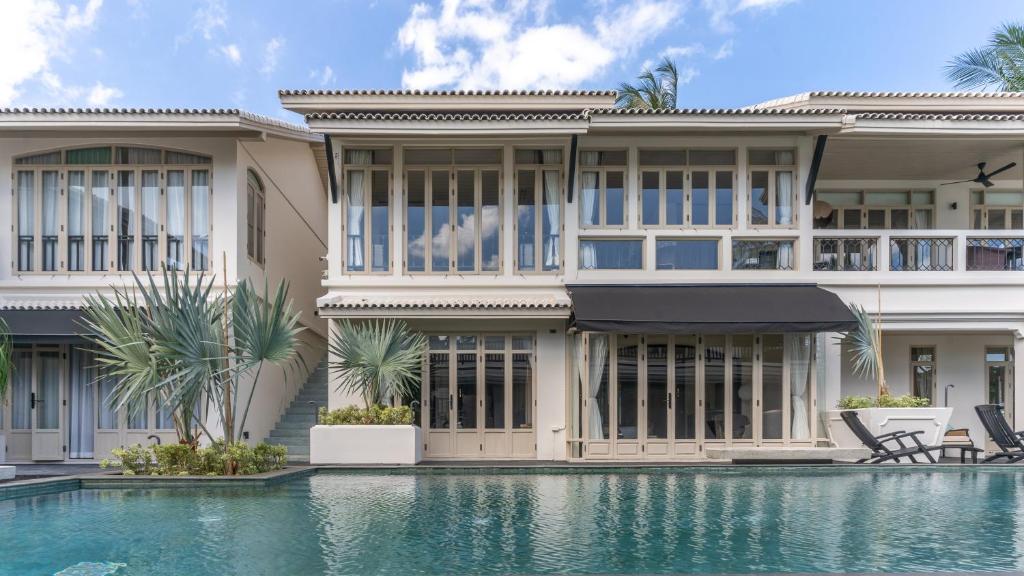 une maison avec une piscine en face de celle-ci dans l'établissement B House Samui, à Bangrak Beach