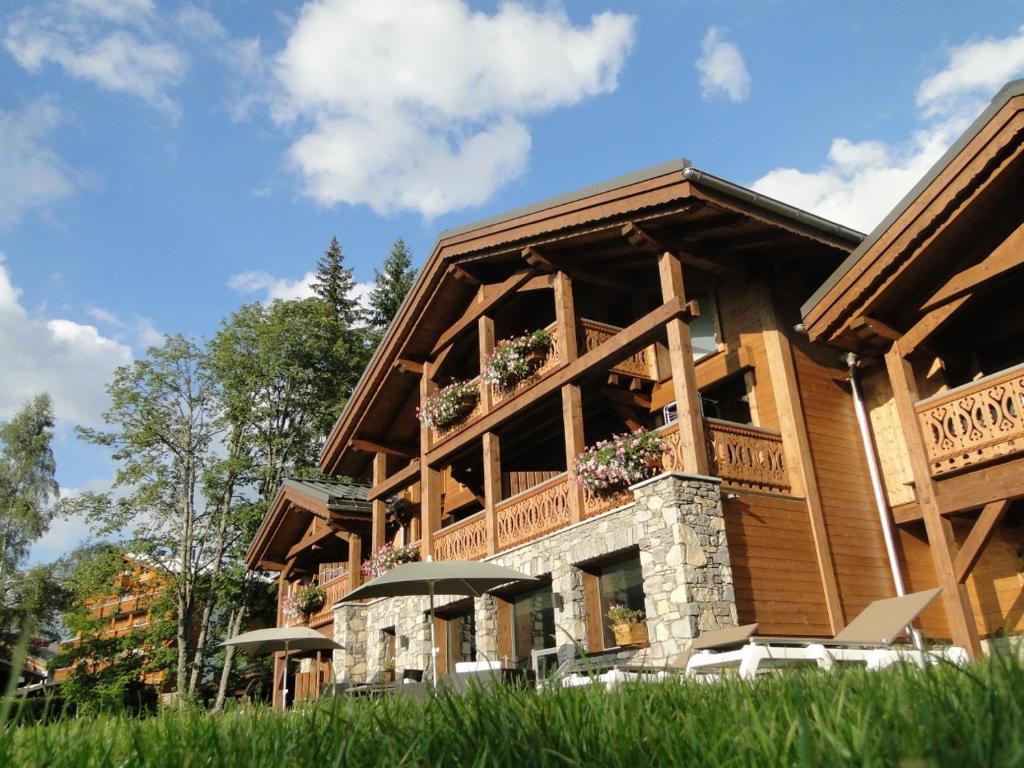 een groot huis met een balkon aan de zijkant bij Les Chalets d'Adelphine in Les Gets