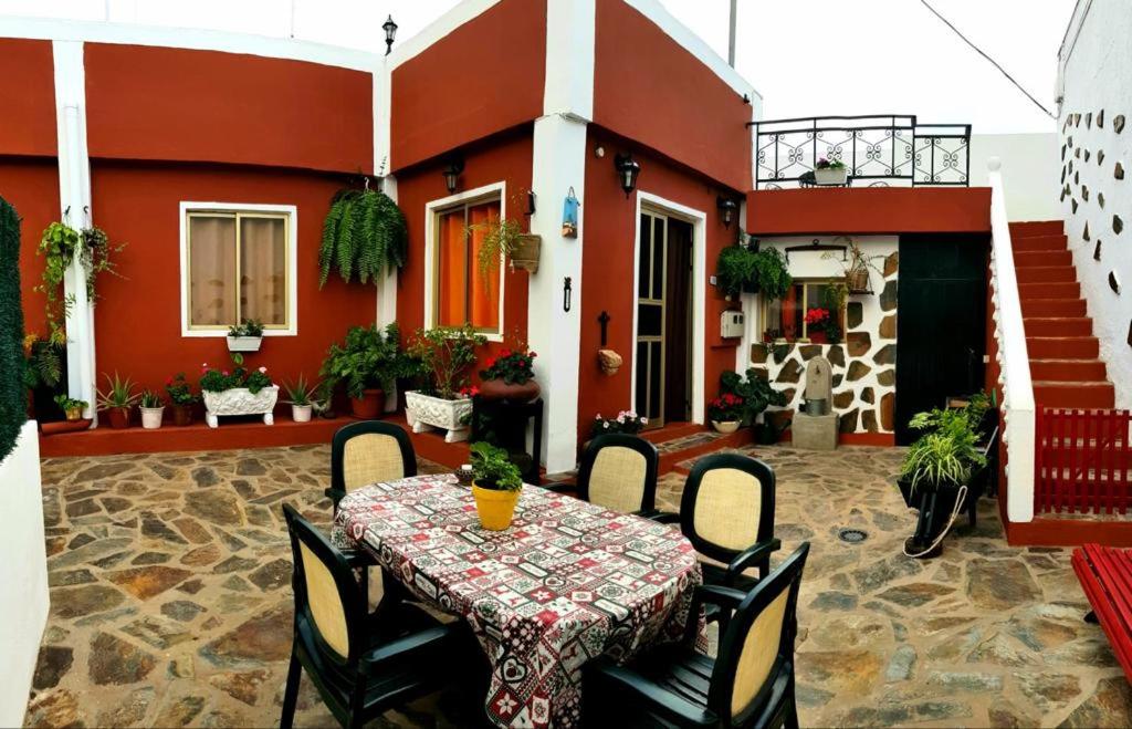 un patio con mesa y sillas frente a una casa en Vivienda Vacacional Ca Na Paula en La Orotava