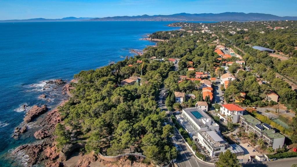 een luchtzicht op een stad aan de oever van het water bij SOWELL Family Riviera in Saint-Raphaël