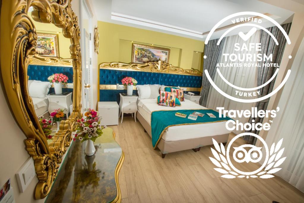 イスタンブールにあるAtlantis Royal Hotelのベッドと鏡が備わるホテルルーム