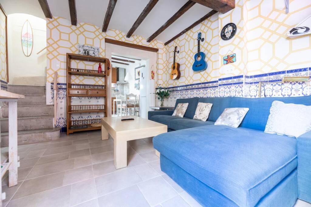 sala de estar con sofá azul y mesa en Boutique House Alzira, en Alzira
