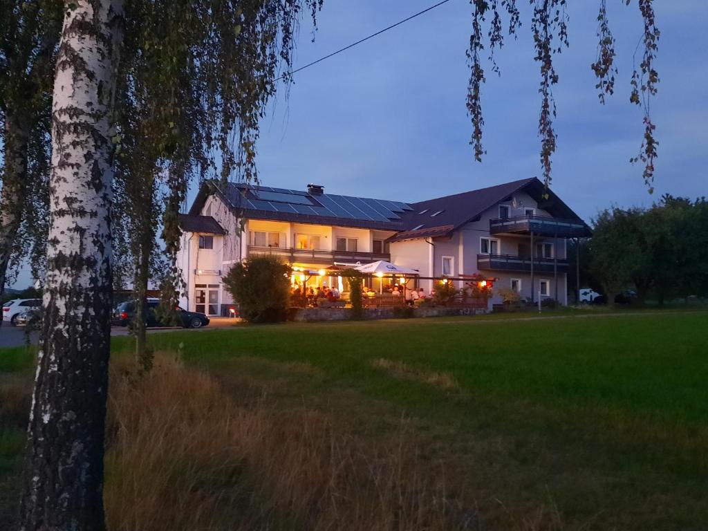 una casa con luci accese in un cortile di Chambtaler Hof a Runding