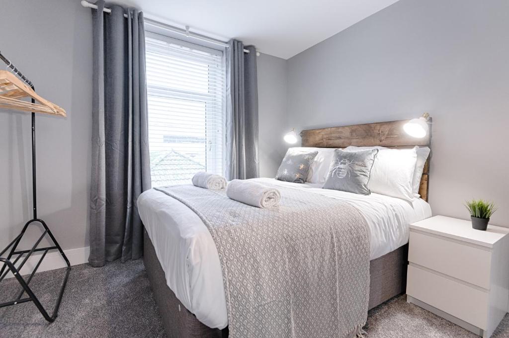 Un dormitorio con una cama grande y una ventana en Murrays Nest #3 - TV in Every Bedroom!, en Llanelli