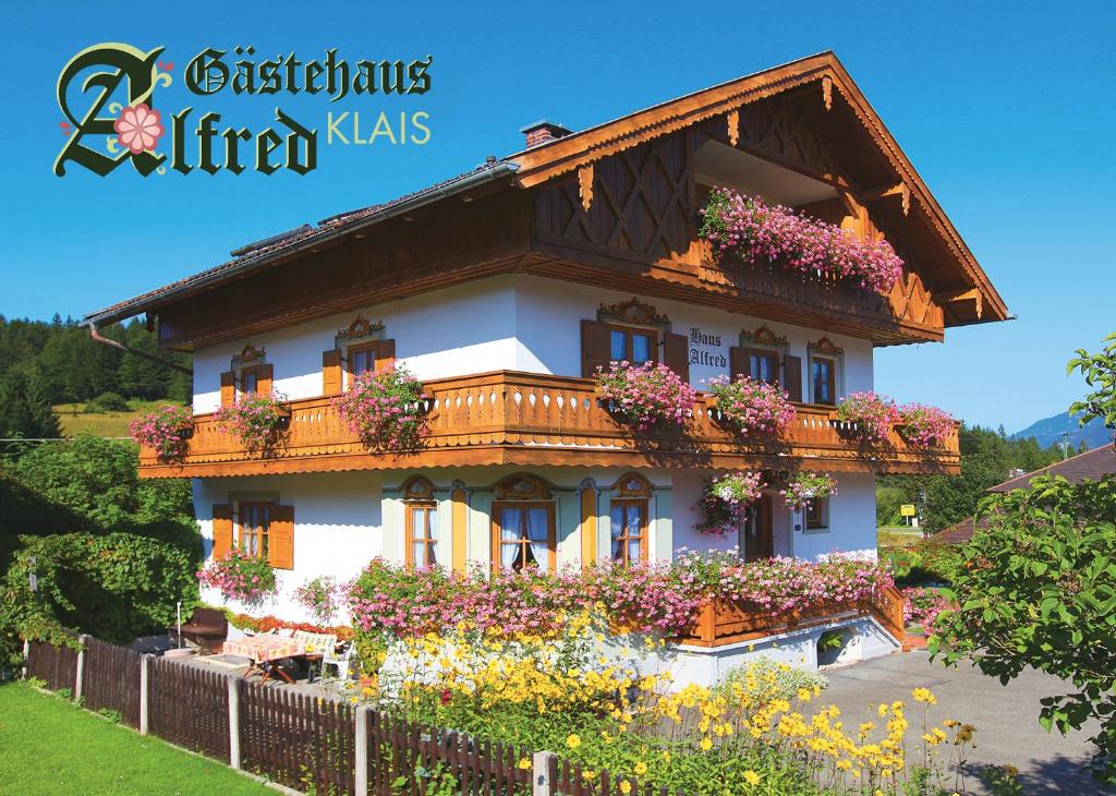 una casa con flores a un lado. en Gästehaus Alfred Klais en Krün