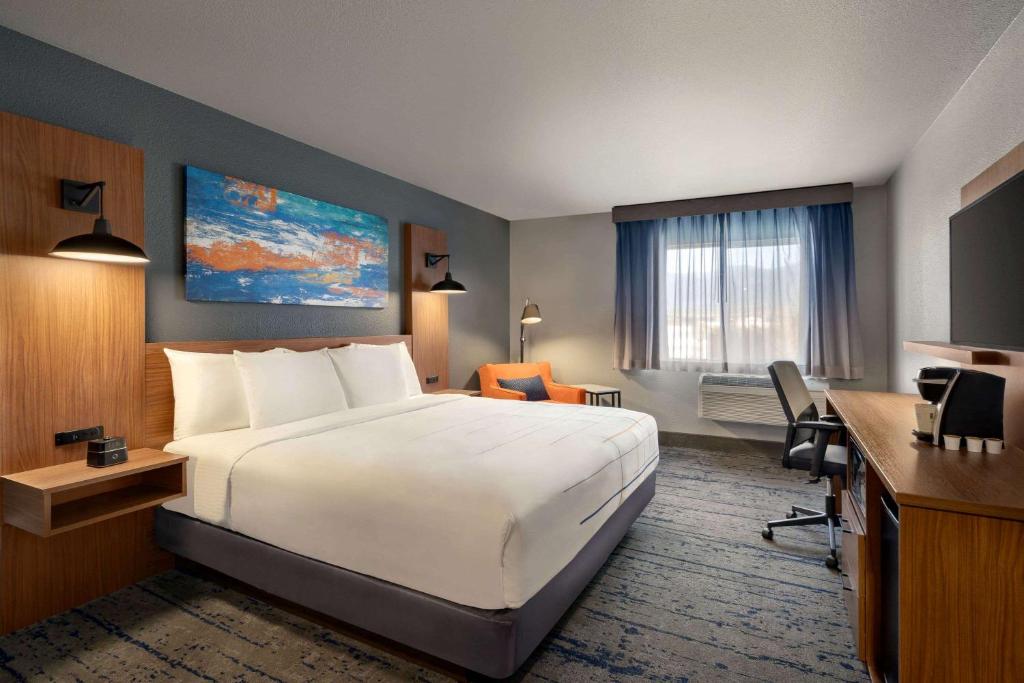 La Quinta Inn & Suites by Wyndham Springfield photo