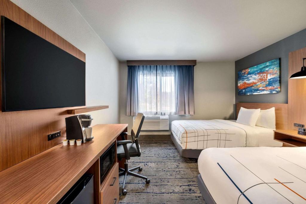 La Quinta Inn & Suites by Wyndham Springfield photo