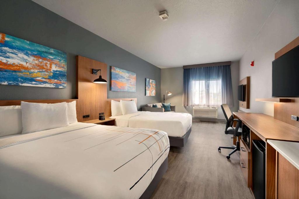 La Quinta Inn & Suites by Wyndham Springfield photo