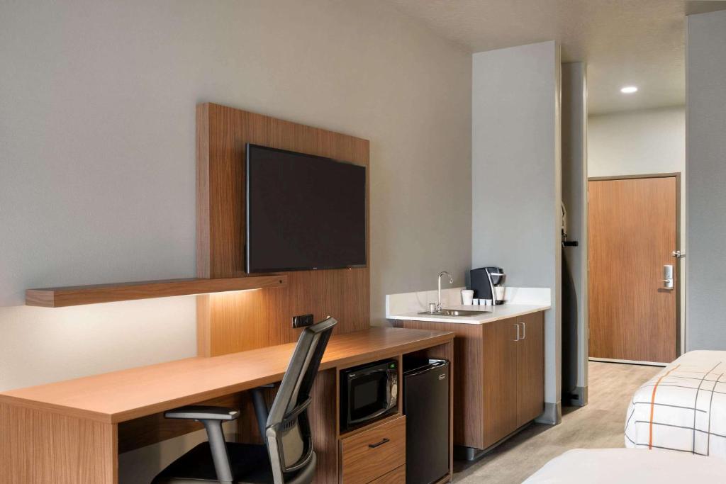 La Quinta Inn & Suites by Wyndham Springfield photo