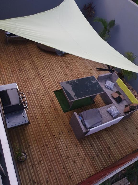 圣路易斯Maison lyam的木甲板上的船型