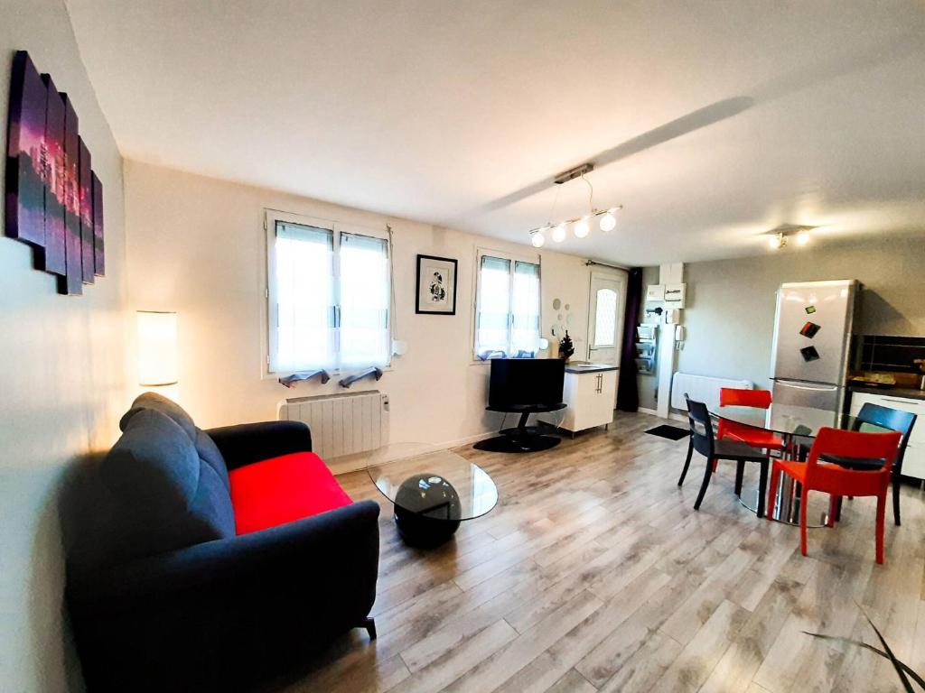 sala de estar con sofá y mesa en Calme & Cosy - Parking privé-Gare en Amboise