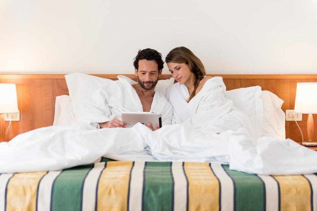 Łóżko lub łóżka w pokoju w obiekcie Hotel Luna