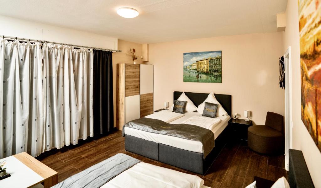 Un pat sau paturi într-o cameră la Parkhotel Lindenhof - KOSTENLOSE PARKPLÄTZE