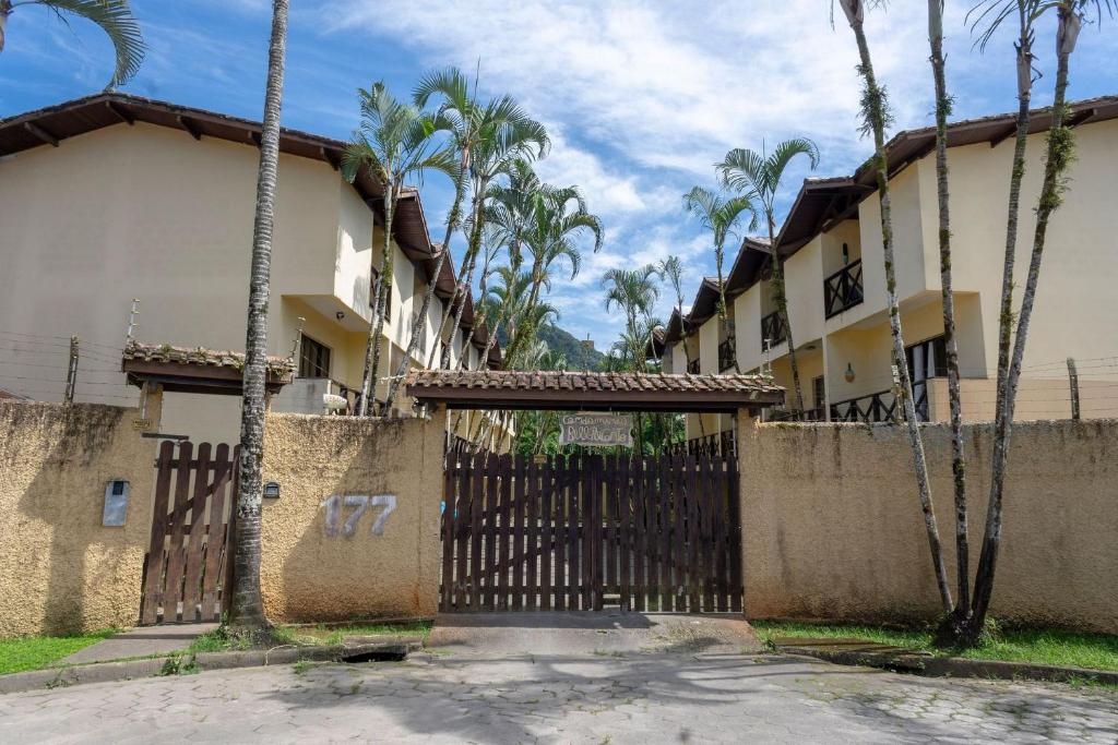  Apartamento C/ Piscina no Centro de Ubatuba