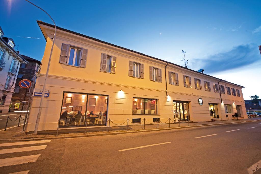 ein Gebäude an der Straßenseite in der Unterkunft Amalia Bakery Home in Gallarate