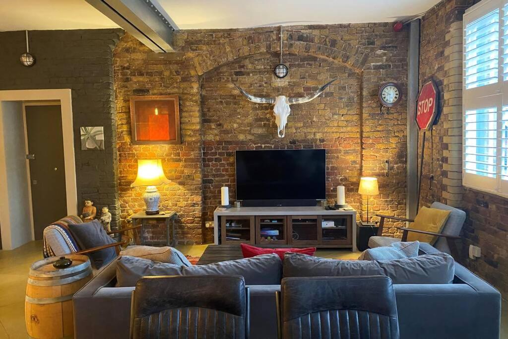 Hoxton well-presented 2 bed 1 bath flat