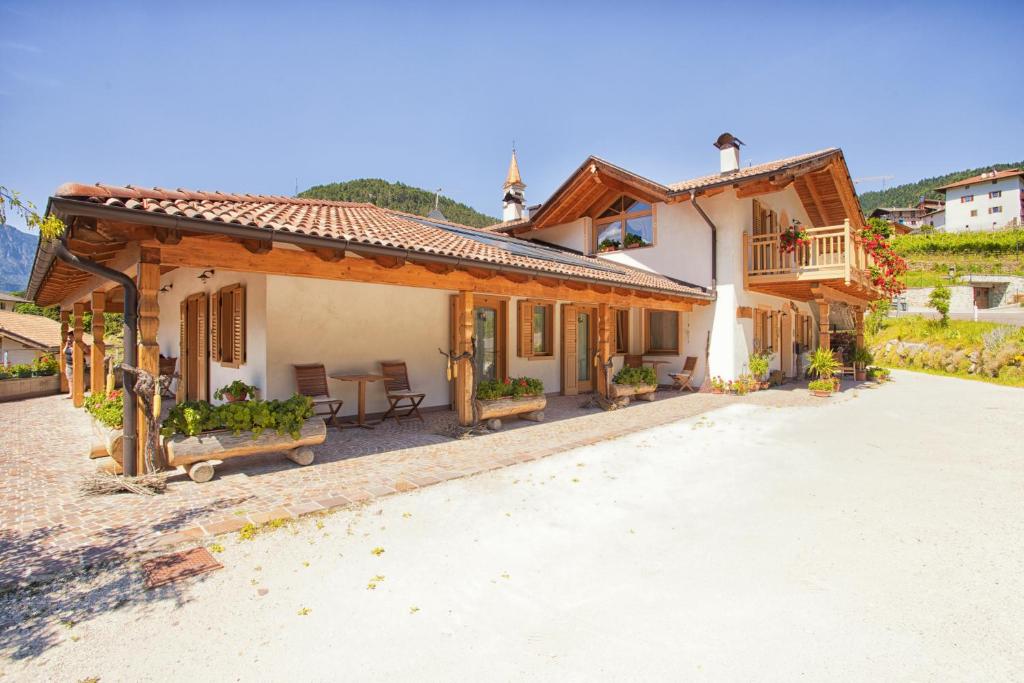 ein Haus mit einer Veranda und einer Terrasse in der Unterkunft La Fagitana in Faedo