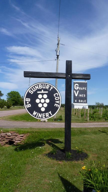 Et logo, certifikat, skilt eller en pris der bliver vist frem på Sunbury Cove Winery