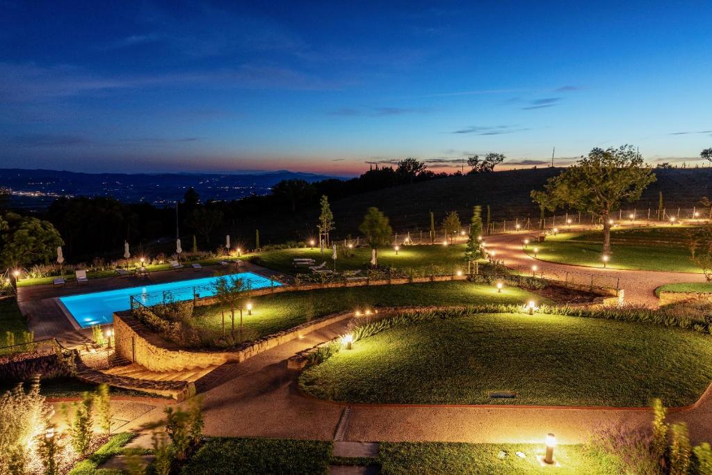 widok na park w nocy z oświetleniem w obiekcie Perugia Vecchia Relais w mieście Deruta