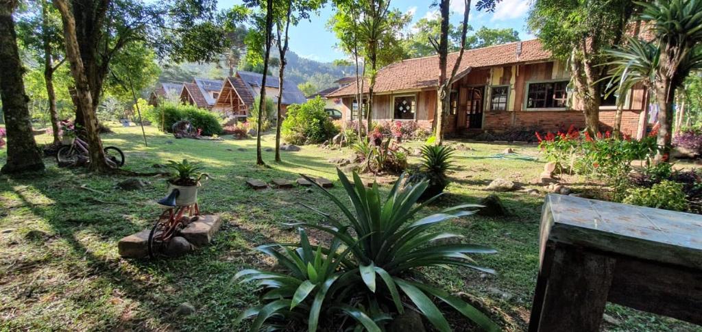 una casa con un jardín delante de ella en Pousada Rio do Ouro en Barra do Ouro
