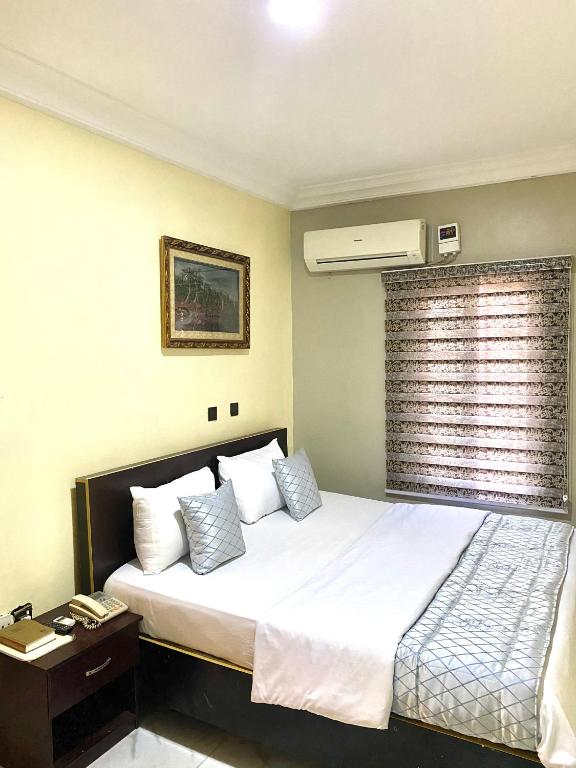 Postel nebo postele na pokoji v ubytování Nue-Crest Hotels & Suites
