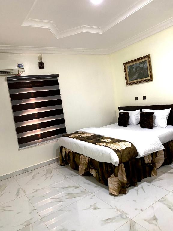 Postel nebo postele na pokoji v ubytování Nue-Crest Hotels & Suites