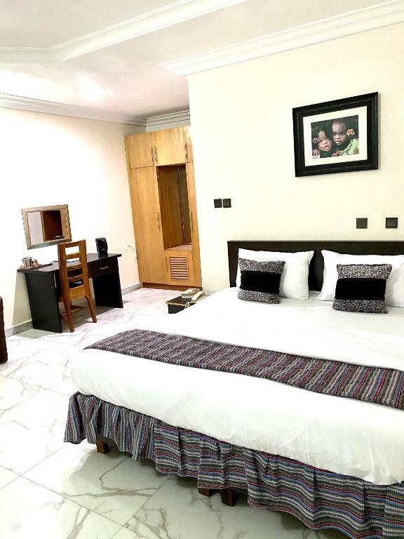 Postel nebo postele na pokoji v ubytování Nue-Crest Hotels & Suites