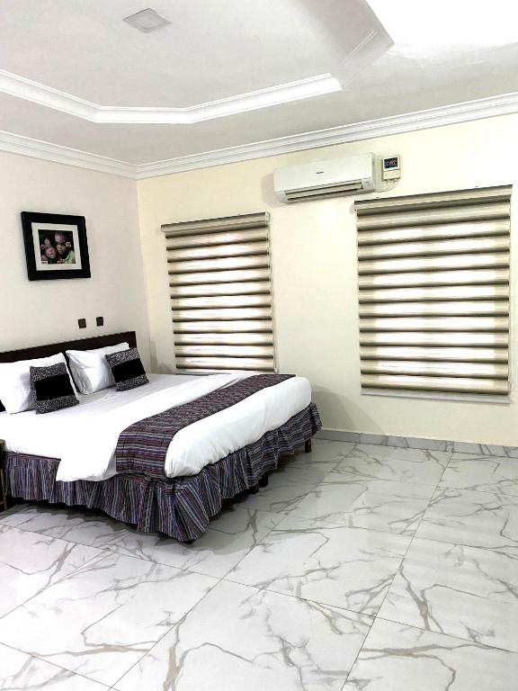 Postel nebo postele na pokoji v ubytování Nue-Crest Hotels & Suites