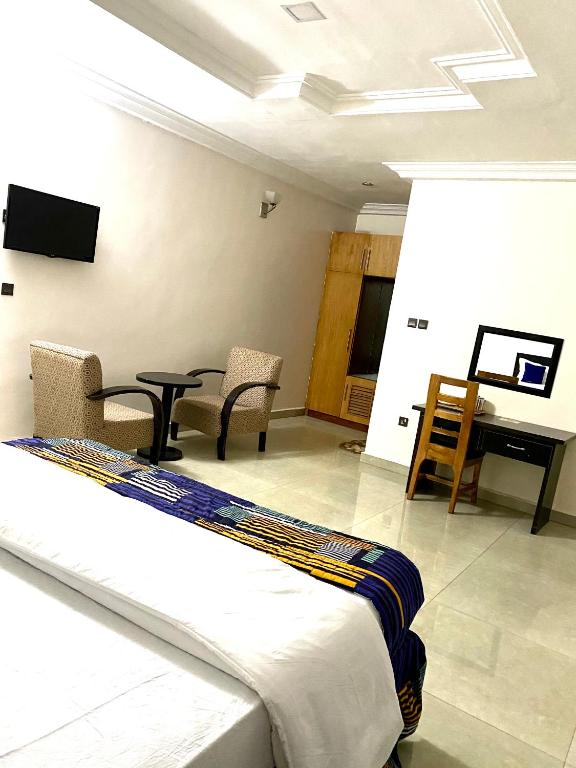 TV a/nebo společenská místnost v ubytování Nue-Crest Hotels & Suites