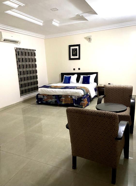 Postel nebo postele na pokoji v ubytování Nue-Crest Hotels & Suites