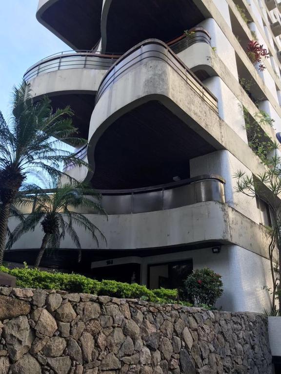  Pitangueiras Exclusivo com Piscina na Sacada