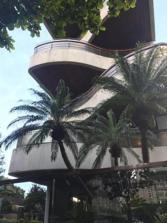  Pitangueiras Exclusivo com Piscina na Sacada