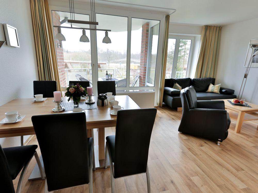 ein Wohnzimmer mit einem Esstisch und Stühlen in der Unterkunft großes Appartement 28 - Sandkiste in Timmendorfer Strand