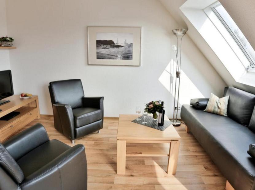 ein Wohnzimmer mit einem Sofa und einem Tisch in der Unterkunft Appartement 36 - Ostseeglück in Timmendorfer Strand