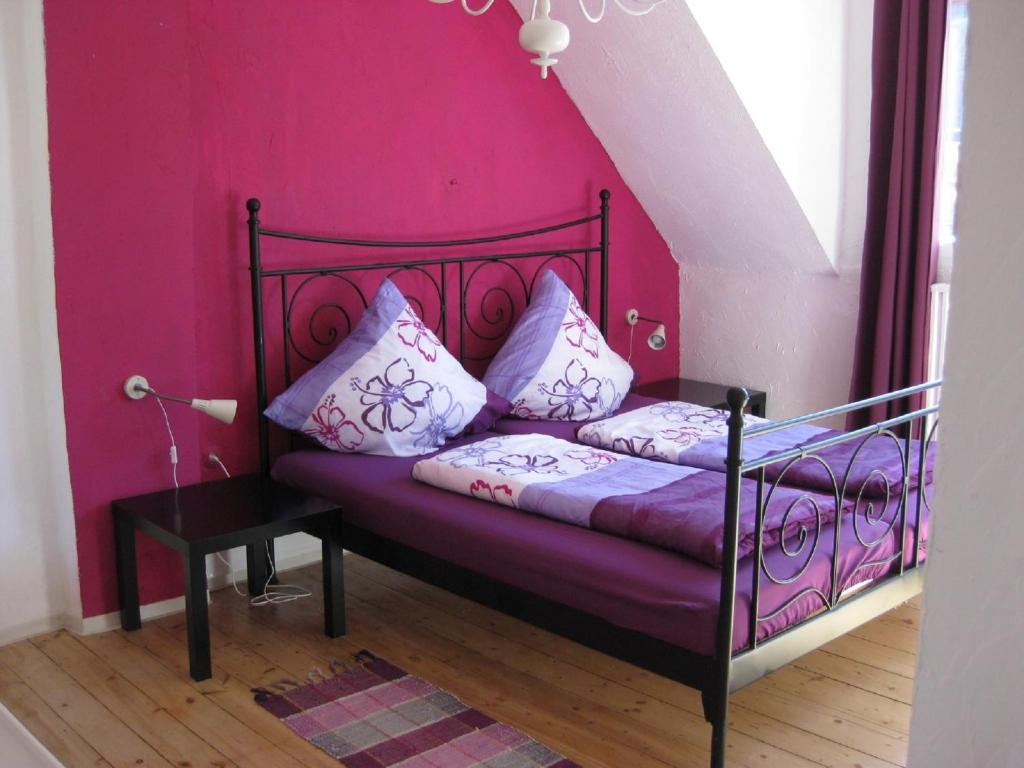 コッヘムにあるFerienwohnungen Frankのピンクの壁のドミトリールーム(ベッド1台)