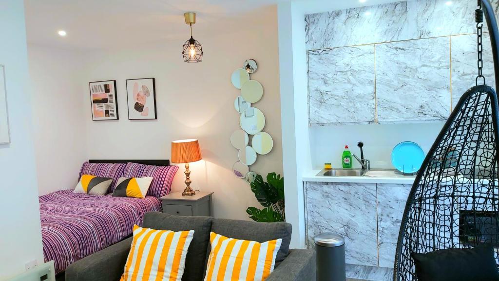 sala de estar con cama y sofá en Great Studio Serviced Apartments - Netflix, Wifi, Digital TV, en Sheffield