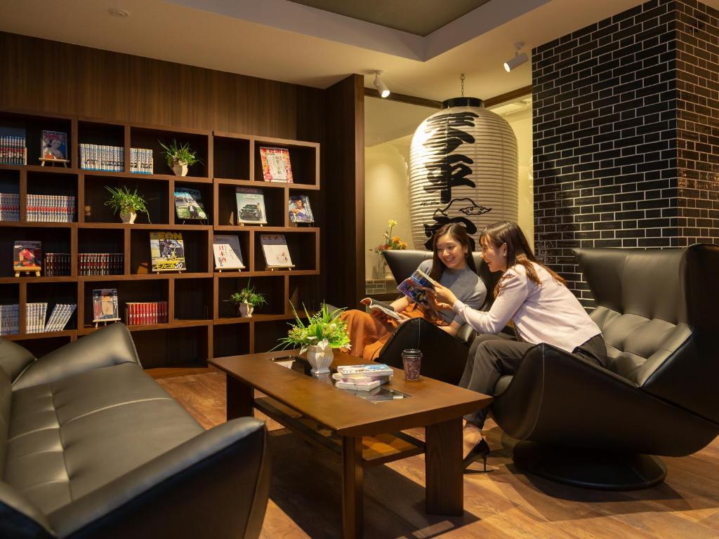 twee vrouwen in een kamer met een tafel bij Kotohira Park Hotel in Kotohira