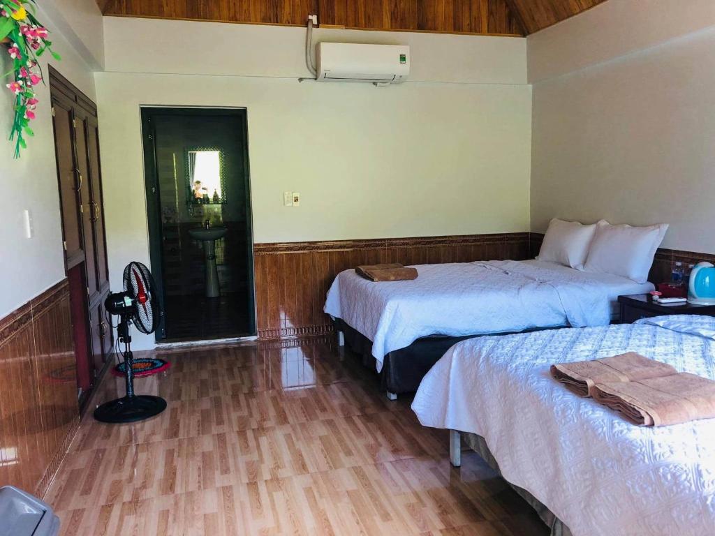 Postel nebo postele na pokoji v ubytování Restful River Bungalow